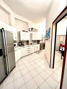 cocina con electrodomésticos blancos y suelo de baldosa blanca en Casa Da Ste en Monterosso al Mare
