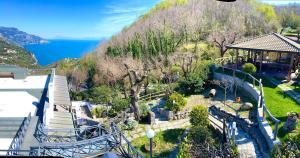 eine Luftansicht auf einen Garten mit Rutsche in der Unterkunft Villa La Ventana in Sant'Agnello