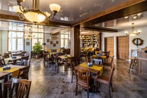 - un restaurant avec des tables et des chaises en bois dans une chambre dans l'établissement San Gennaro, à Sighişoara