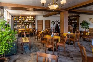 un restaurant avec des tables, des chaises et des étagères en bois dans l'établissement San Gennaro, à Sighişoara