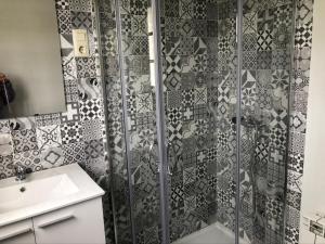 a bathroom with a shower and a sink at casa Encarni, balcon de las cuevas in Setenil