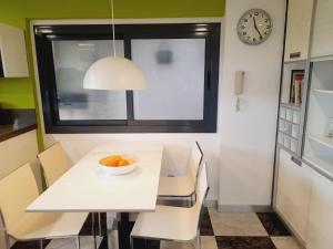 Kuchyň nebo kuchyňský kout v ubytování Apartment with pool near the beach and Barcelona by train