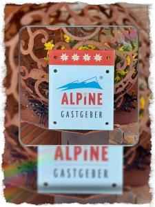 un panneau pour un gâteau au chocolat alpin dans l'établissement Haus Wibmer, à Matrei in Osttirol