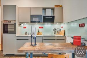 eine große Küche mit einem Holztisch darin in der Unterkunft City Apartments Leipzig - Ruhig, zentral & nahe Zoo in Leipzig