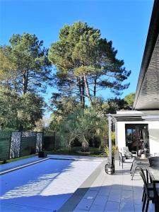 Ảnh trong thư viện ảnh của VILLA LUCIA, moderne avec piscine tempérée, ping pong, proche plage à Vieux-Boucau ở Vieux-Boucau-les-Bains