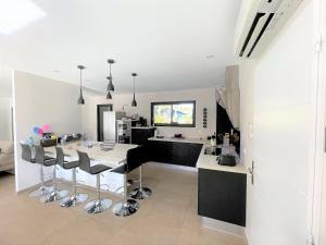 Nhà bếp/bếp nhỏ tại VILLA LUCIA, moderne avec piscine tempérée, ping pong, proche plage à Vieux-Boucau