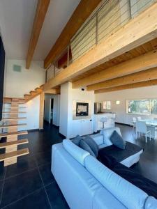 普罗普里亚诺APPART-SPACIEUX-VUE MER-4 PERS的客厅里有一张蓝色的沙发和一座楼梯