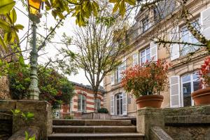 una casa con escaleras frente a un edificio en Les Argentiers - Accès digitalisé, en Limoges