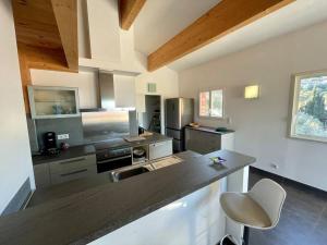 普罗普里亚诺APPART-SPACIEUX-VUE MER-4 PERS的一个带柜台和水槽的大厨房