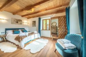 sypialnia z łóżkiem i niebieskim krzesłem w obiekcie Luxury Chalet Morzine with stunning mountain views w mieście Saint-Jean-dʼAulps +28 zdjęć