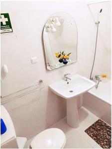 ポルティマンにあるApartamento T2 Alamedaのバスルーム(洗面台、トイレ、鏡付)