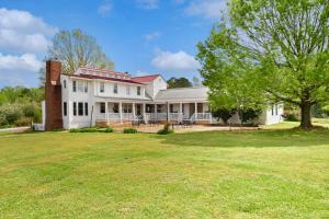Κήπος έξω από το The Farmhouse Inn