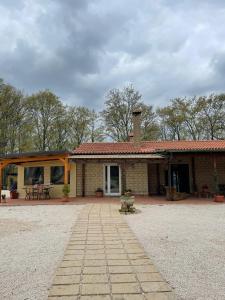 uma casa com um pátio em frente em Agriturismo Antiglia em Sovana