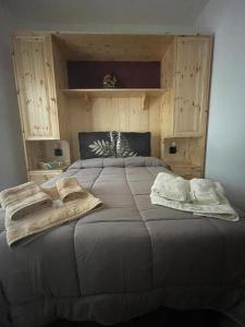 a large bed with two towels on top of it at Agriturismo Antiglia in Sovana