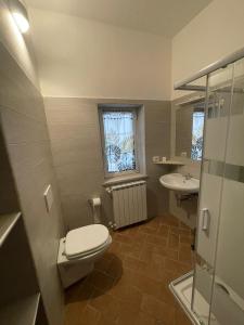 uma casa de banho com um WC e um lavatório em Agriturismo Antiglia em Sovana