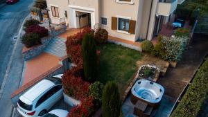 una vista aérea de una casa con un coche aparcado en un patio en La Gardenia, en Montecatini Terme