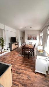 a kitchen and dining room with a wooden floor at Ganze Citywohnung 4 Schlafzimmer in Hannover