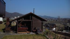 O vedere generală la munți sau o vedere la munte luată de la acest chalet