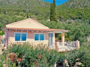 una casa sulle colline con alberi di Villa Evmaria with private swimming pool a Spartýlas