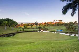 vista para o campo de golfe no resort em San Lameer Villa 2902 em Marina Beach