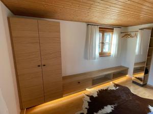 1 dormitorio con armario grande y ventana en Ferienhaus BERGEBLICK 5S, en Bad Tölz