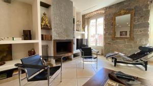 a living room with chairs and a table and a tv at T3 de 140m2 pour 7 pers- Extra centre Ajaccio - À 5 min à pied des plages - Classé 5 étoiles - CASA DI ARTISTI in Ajaccio