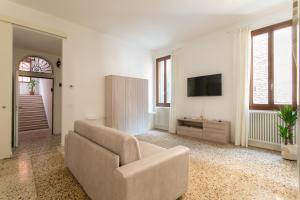 a living room with a couch and a television at Canaletto Apartments in Venice