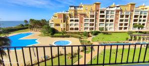 Basen w obiekcie WIFI Los Cisnes 2 dormitorios Primera Linea playa Ayamonte Isla Canela lub w pobliżu