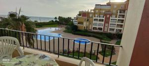 Basen w obiekcie WIFI Los Cisnes 2 dormitorios Primera Linea playa Ayamonte Isla Canela lub w pobliżu
