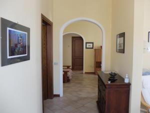 um corredor com um arco que leva a um quarto em Villino Silvia em Viareggio