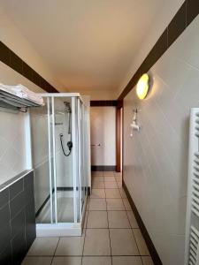 La salle de bains est pourvue d'une douche à l'italienne et d'une porte en verre. dans l'établissement Agriturismo Fontanelle, à Cavaion Veronese