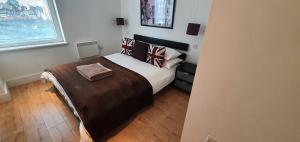 - une chambre avec un grand lit et des oreillers dans l'établissement Bright & spacious Double Bedroom with EnSuite and Concierge! Paid parking available, à Londres