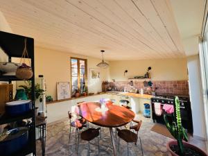cocina con mesa de madera en una habitación en La Chambre Rose-Maison Searle à Tourtour, en Tourtour