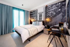 Un pat sau paturi într-o cameră la Doris Suites Sliema