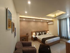 Кровать или кровати в номере Hotel Royal Palm Dehradun