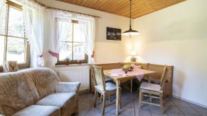 een woonkamer met een tafel en een bank bij Springhansenhof in Oppenau