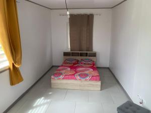 Una cama o camas en una habitación de Jolie villa située sur les hauteurs du Gros-Morne