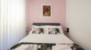 ミラノにあるMadeleine apartments - Breraのベッドルーム1室(白いシーツと枕のベッド1台付)