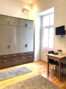 Televízia a/alebo spoločenská miestnosť v ubytovaní Diamond Apartman