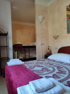- une chambre avec un lit et des serviettes dans l'établissement Hotel Glicine, à Noli