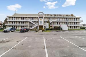 - un parking en face d'un groupe de gardes forestiers dans l'établissement Première Classe Lille Sud Henin Beaumont, à Noyelles-Godault