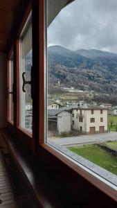 ventana en una habitación con vistas a la ciudad en All'Ombra del Mortirolo, en Mazzo di Valtellina