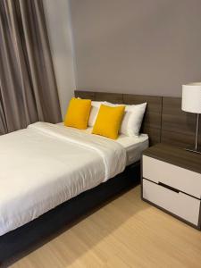 A bed or beds in a room at Genting Windmill Amazing Sky Pool 2bedroom With Aircon Wi-Fi