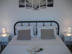 sypialnia z łóżkiem z tacą z jedzeniem w obiekcie Dominik w Orebiciu