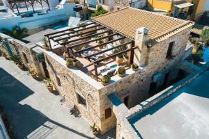 an overhead view of a building with plants on the roof at Casa Di Veneto in Hersonissos