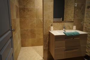 Kylpyhuone majoituspaikassa l'atelier spa