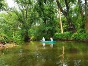 dos personas en una canoa en un río en Ferienwohnung Lion, en Oschersleben
