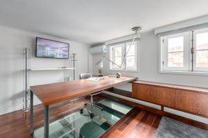 ein Büro mit einem Glastisch und einem Glasboden in der Unterkunft GuestReady - Subzero Design in Porto
