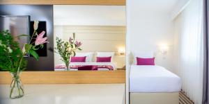 萨拉热窝节日酒店的有两张床和一面镜子的酒店房间