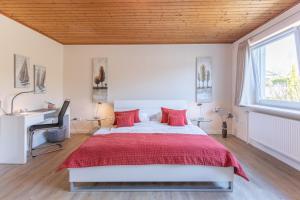 フーズムにあるImmenseeのベッドルーム1室(大型ベッド1台、赤い枕付)